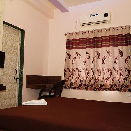 Yuvraj Lodge Osmanabad ภายนอก รูปภาพ