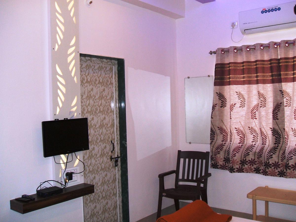 Yuvraj Lodge Osmanabad ภายนอก รูปภาพ