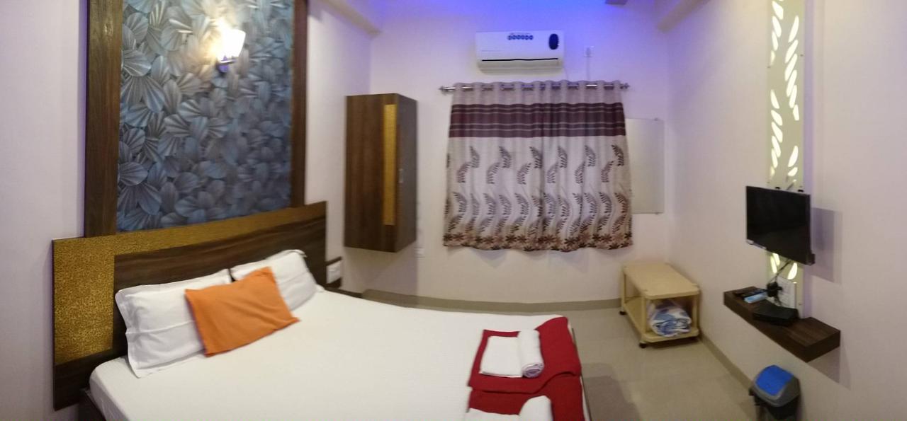 Yuvraj Lodge Osmanabad ภายนอก รูปภาพ