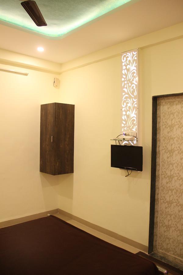 Yuvraj Lodge Osmanabad ภายนอก รูปภาพ