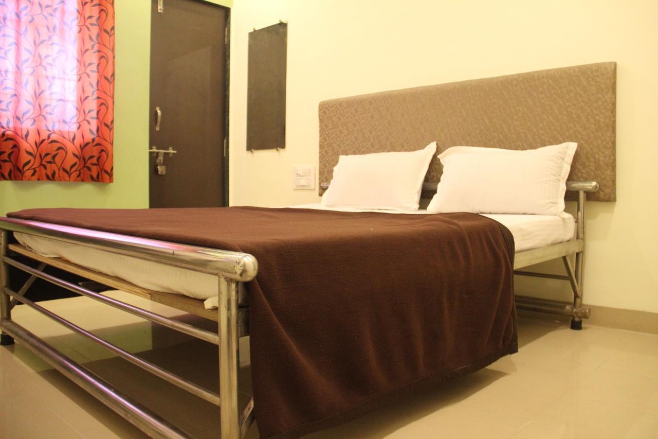 Yuvraj Lodge Osmanabad ภายนอก รูปภาพ