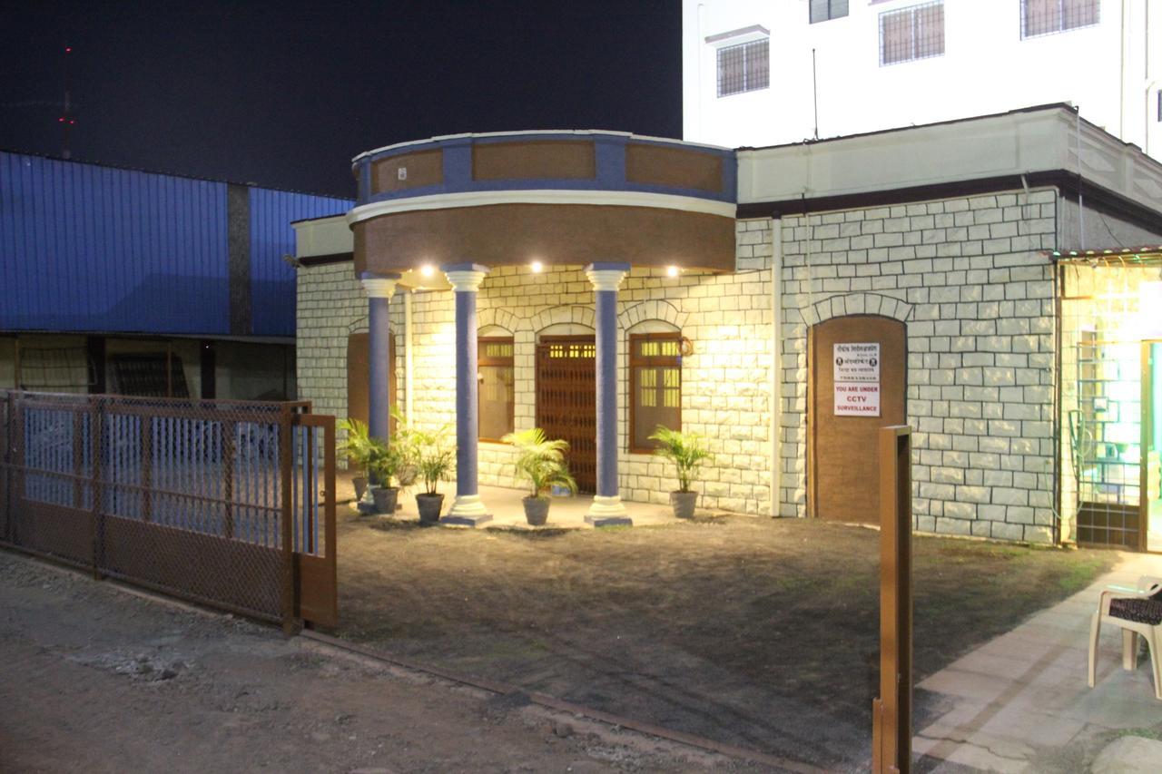 Yuvraj Lodge Osmanabad ภายนอก รูปภาพ