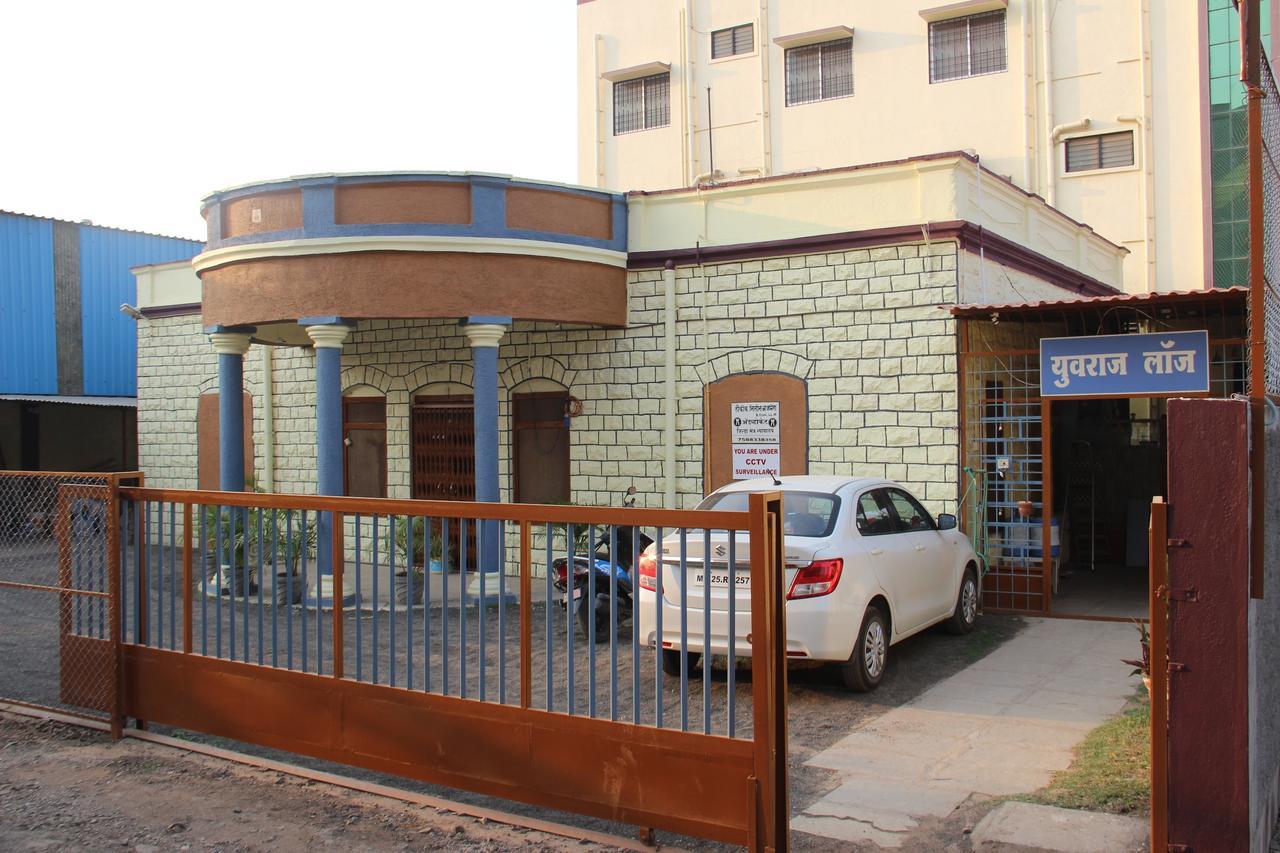 Yuvraj Lodge Osmanabad ภายนอก รูปภาพ