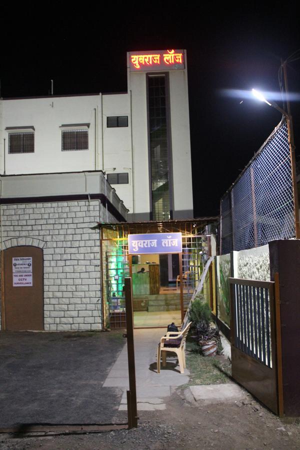 Yuvraj Lodge Osmanabad ภายนอก รูปภาพ