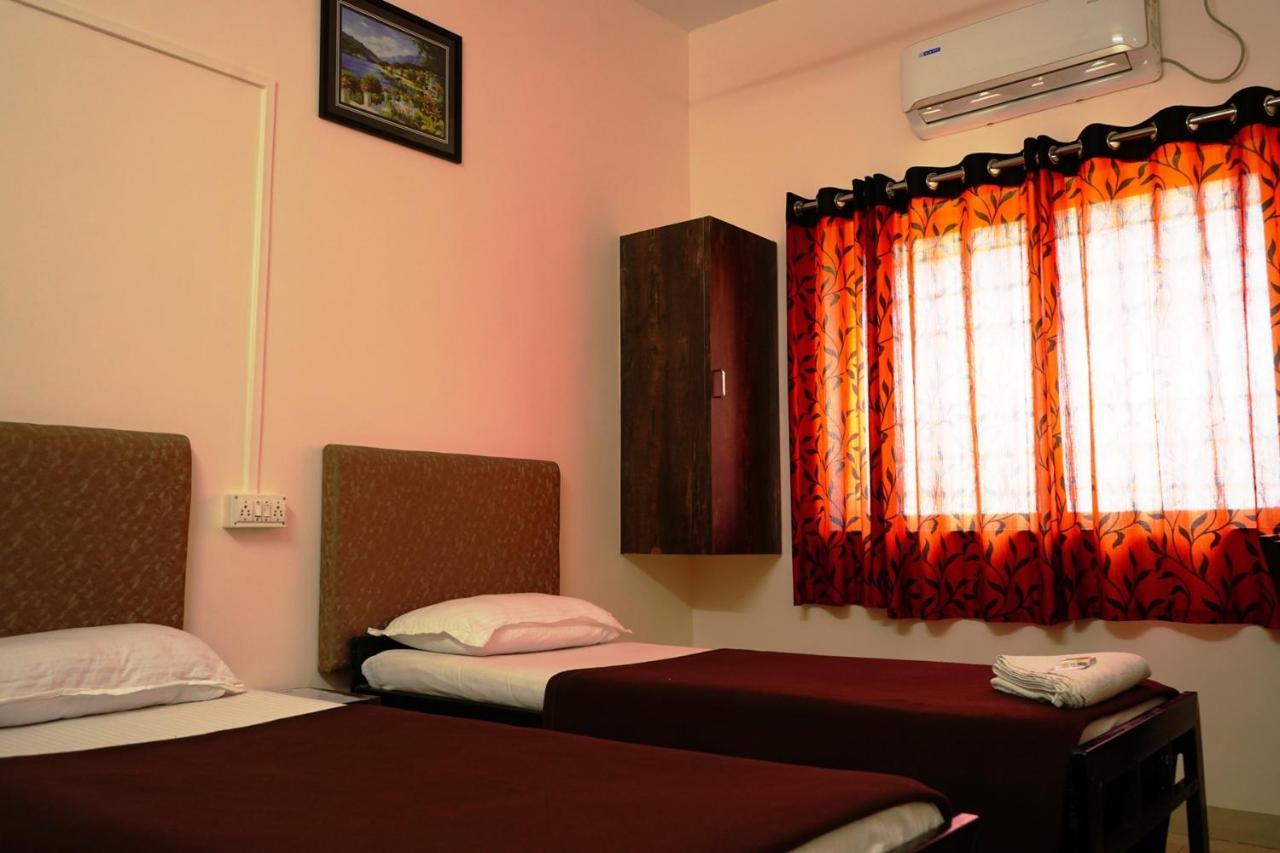 Yuvraj Lodge Osmanabad ภายนอก รูปภาพ