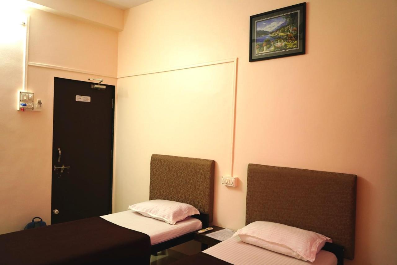 Yuvraj Lodge Osmanabad ภายนอก รูปภาพ
