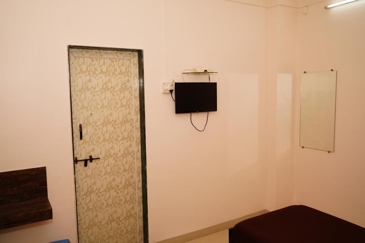 Yuvraj Lodge Osmanabad ภายนอก รูปภาพ