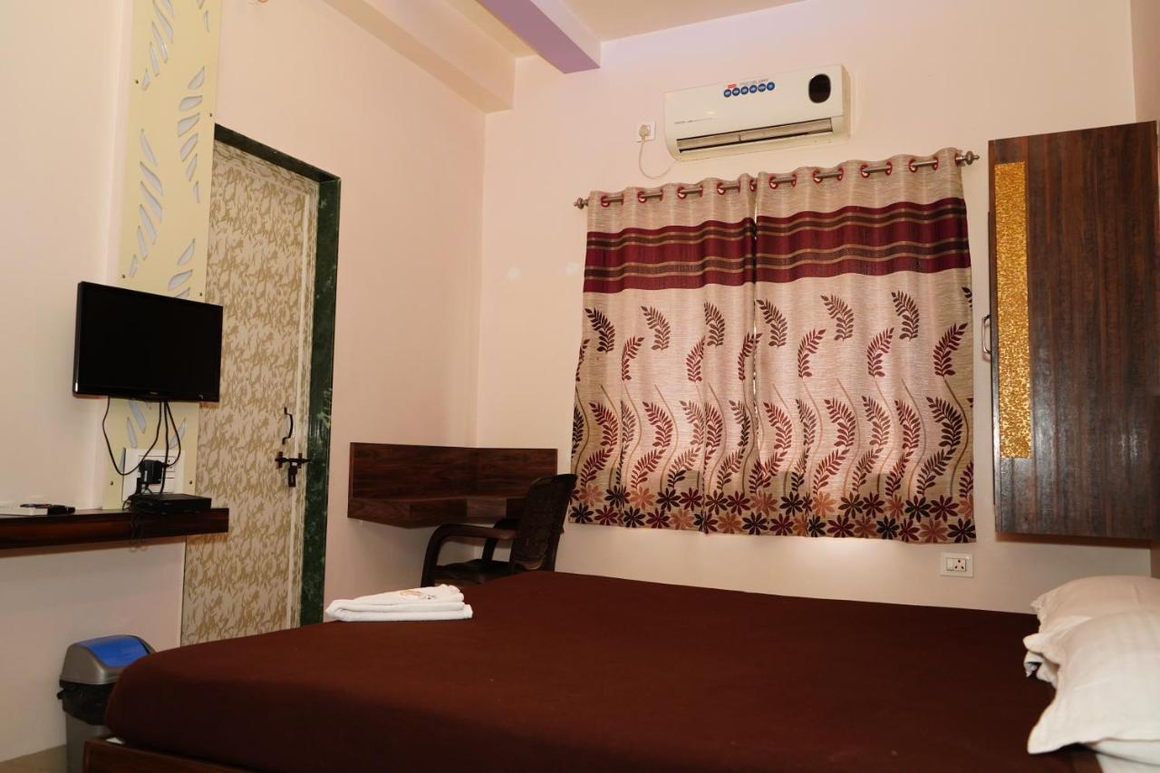 Yuvraj Lodge Osmanabad ภายนอก รูปภาพ